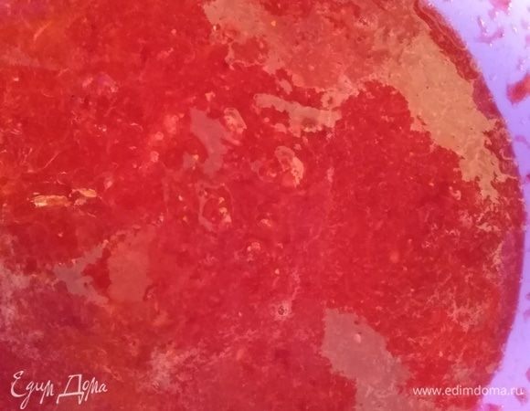 Ягоду вымыть, удалить хвостики. Смешать с сахаром и пробить блендером. В полевых дачных условиях я просто размяла толкушкой.