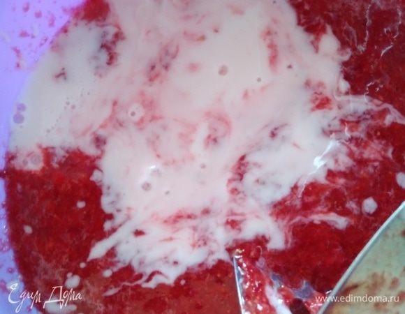 Влить йогурт. Тут берите любой по вкусу, у меня питьевой фруктовый.