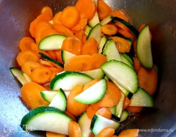 Соединить в сотейнике все ингредиенты для заправки и довести до кипения. Тут же снять с огня и залить маринадом овощи. Дать остыть и настояться около часа.