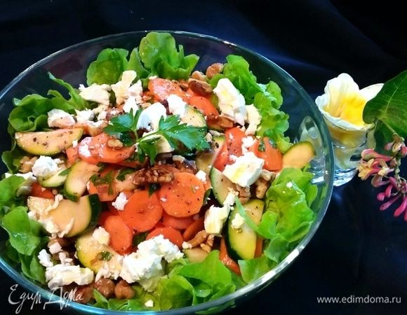 Дополнить салат грецкими орехами и фетой. Сбрызнуть хорошим оливковым маслом. Приятного!
