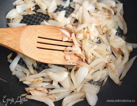 Обжарить лук на разогретой с оливковым маслом (1 ст. л.) сковороде до золотистой корочки.