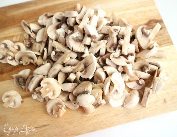 Шампиньоны помыть, нарезать соломкой или пластинами.
