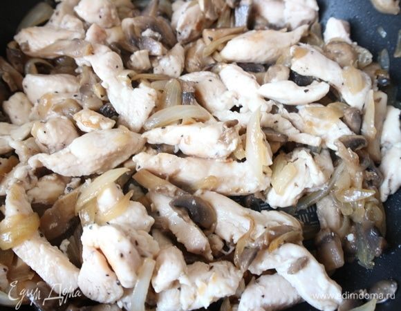 Добавить к луку шампиньоны, обжарить 5 минут. Куриное филе обжарить на отдельной сковороде с добавлением небольшого количества оливкового масла 8–10 минут. Переложить филе в сковороду с шампиньонами, перемешать.