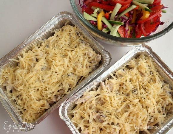 Затем на картофель поместить шампиньоны с курицей, сверху равномерно распределить натертый сыр гауда.