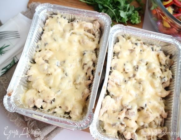 Поместить в предварительно разогретую до 200°C духовку на 10–15 минут, пока сыр не расплавится. Вынуть из духовки.