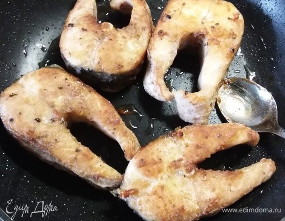 Тут же жарится карп.