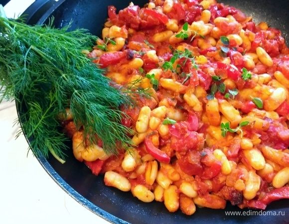 Если желаете, можете дополнить запеченную фасоль любыми колбасками, сосисками (их нужно выложить в фасоль до запекания) и т. д. А также любой свежей зеленью.