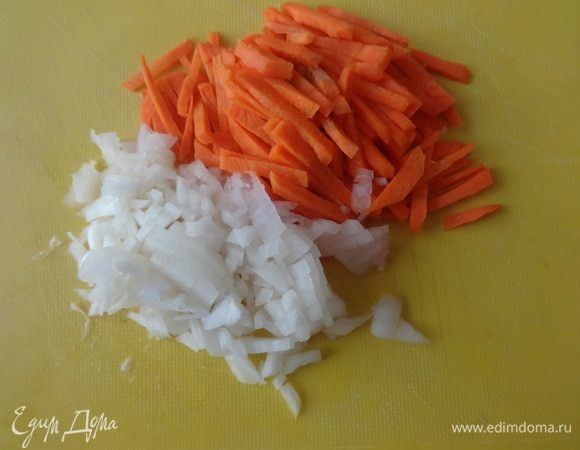 Тем временем морковь, лук очистить, вымыть, обсушить. Лук мелко нарезать. Морковь нарезать короткой тонкой соломкой.
