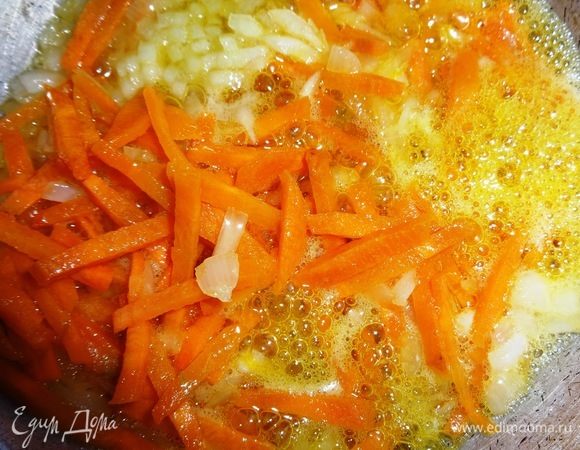 В сковороду налить горчичное масло, разогреть, положить лук с морковкой и обжаривать на небольшом огне 8–10 мин.