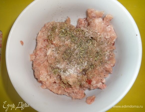 Фарш посолить, поперчить, всыпать прованские травы, перемешать.