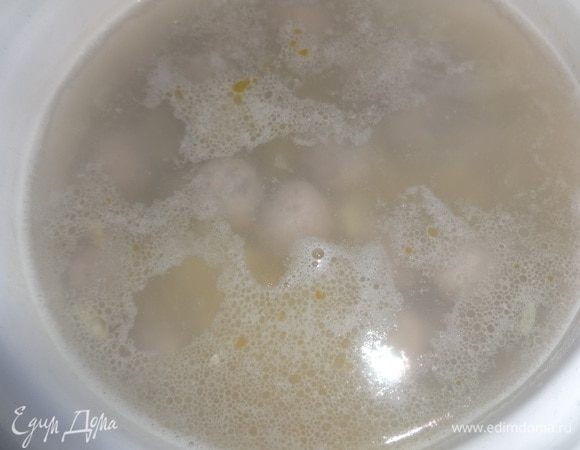 Фрикадельки добавить в кастрюлю и продолжать варить вместе с картофелем.