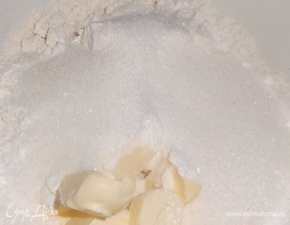 Муку смешать с 2/3 стакана сахара, ванилью, разрыхлителем. Добавить размягченное сливочное масло.