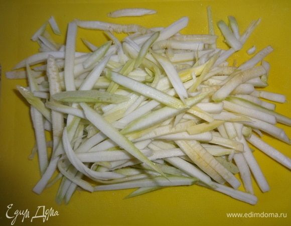 Кабачок вымыть, обсушить. Натереть кабачок на специальной терке тонкой длинной лапшой. Если терки нет, можно просто нарезать длинной соломкой.