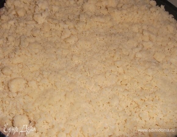 Сверху выложить оставшуюся половину теста. Поставить в разогретую духовку. Выпекать при 190°C 35–45 минут.