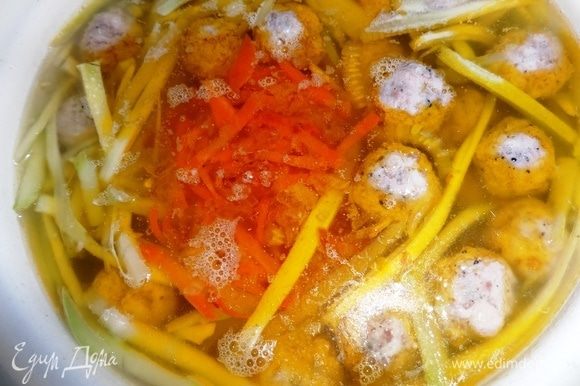Сразу же положить в суп обжаренные морковь с луком, перемешать.