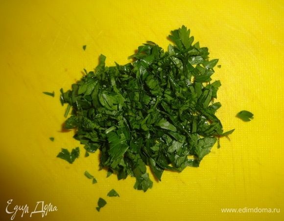 Зелень (у меня укроп и петрушка) помыть, обсушить, мелко нарезать.