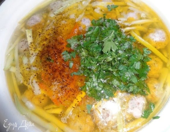 Нарезанную зелень положить в суп. Суп посолить по вкусу, еще немного поперчить. Варить 5 мин. и выключить огонь. Дать супу настояться 10–15 мин.