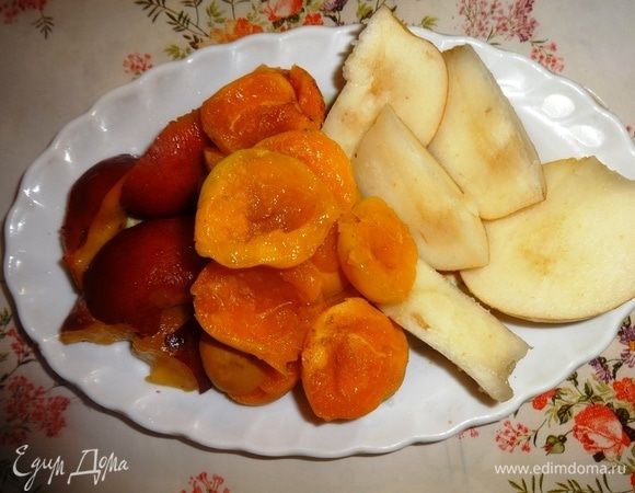 Фрукты вымыть, обсушить. Из абрикосов и нектарина удалить косточки. Из груши вырезать сердцевину с семенами. Нектарин и грушу нарезать кусочками.