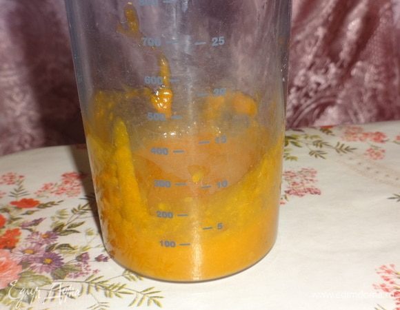 Абрикосы измельчить в блендере до состояния пюре.