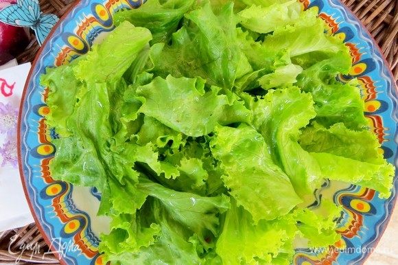 Листья салата, инжир промыть и обсушить. Листья салата нарвать руками и сложить в плоскую салатницу или просто выложить на блюдо.