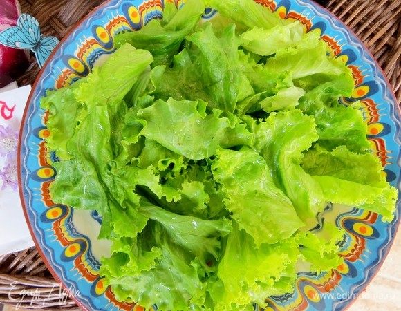 Листья салата, инжир промыть и обсушить. Листья салата нарвать руками и сложить в плоскую салатницу или просто выложить на блюдо.