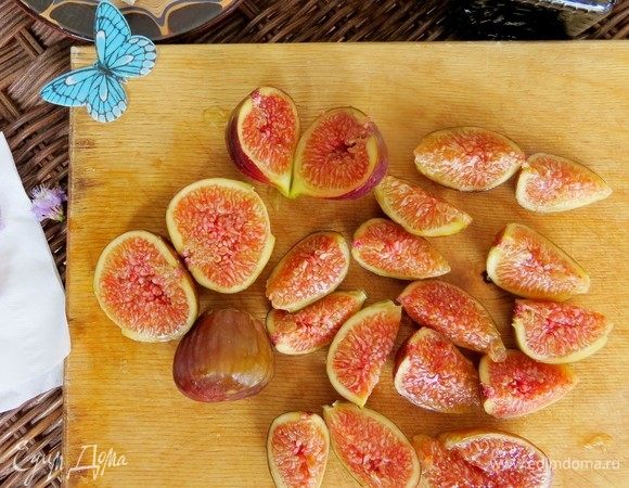 Инжир нарезать дольками и выложить на листья салата к дыне и луку.