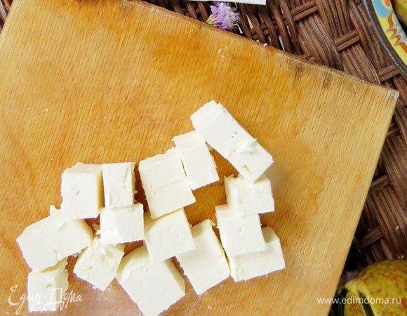 Брынзу (можно заменить сыром фета) нарезать кубиками и также равномерно выложить на блюдо.