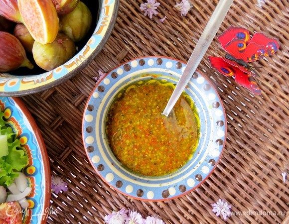 Для заправки смешать оливковое масло, мед, винный уксус и зерненую горчицу.