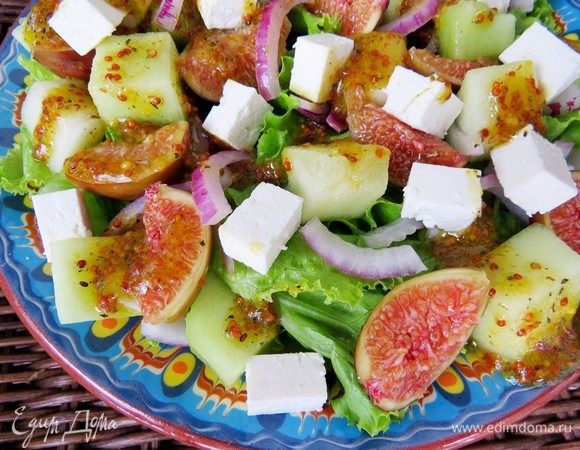 Заправляем наш салат и наслаждаемся вкусом лета! Такой салатик частенько заменяет мне полноценный обед. Приятного аппетита!