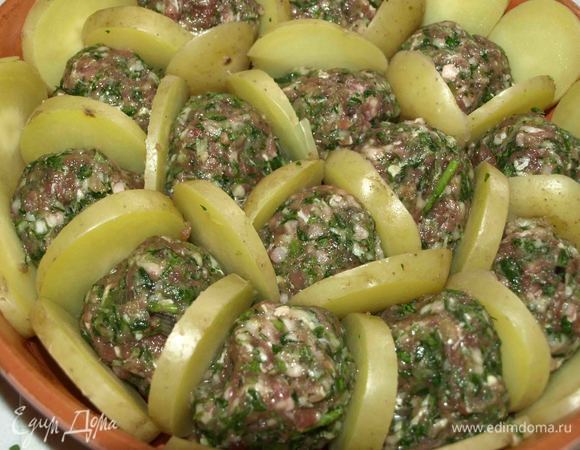 Из подготовленного фарша формируем шарики и выкладываем на картофель. Один шарик выкладываем на один кружок картофеля. Отделяем шарики друг друга картофелем. У нас получится, что-то похожее на пчелиные соты.