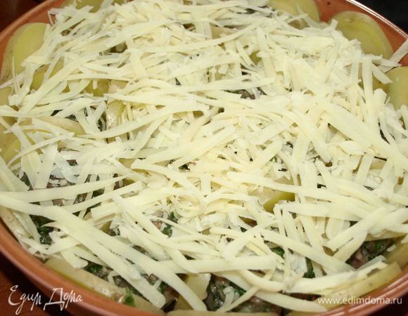 Сыр измельчить на терке и посыпать им фрикадельки.