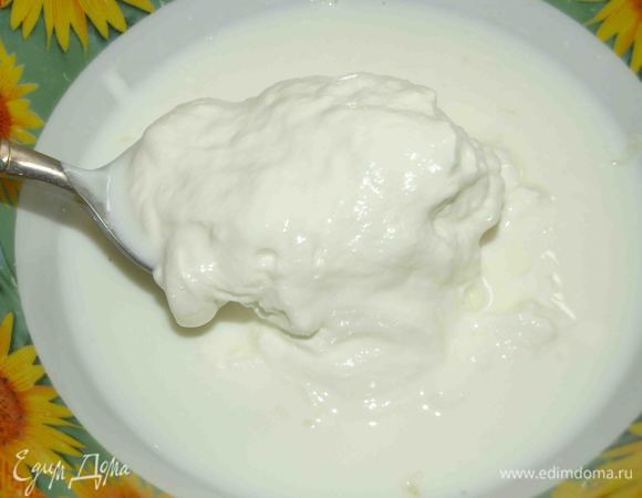 Молоко и сметану соединить. Перемешать до однородного состояния.