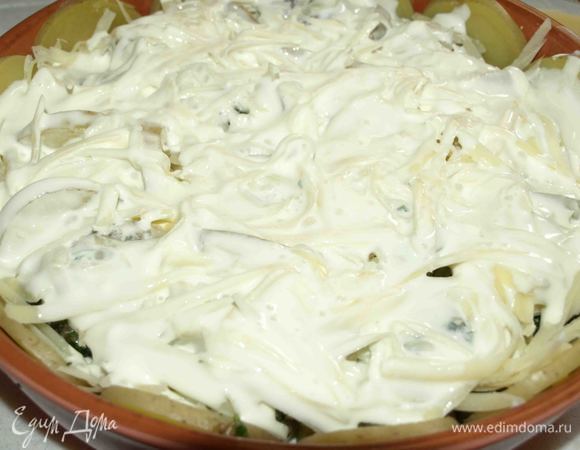 Заливаем полученной смесью содержимое формы.