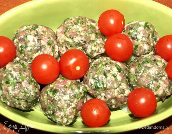 Количество фарша указано больше, чем помешается в мою форму. Из остатков фарша формируются фрикадельки для вечно худеющих. Выкладываем в небольшую форму для запекания. Добавляем помидорры черри.