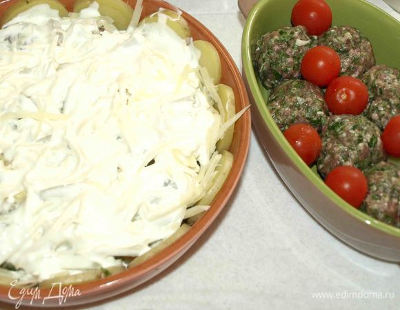 Отправляем в заранее разогретую до 180ºС духовку и запекаем 30 минут. За 5 минут до готовности переставить форму с фрикадельками и сыром под гриль.