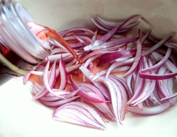 Замариновать уксусом (у меня винный). Можно поставить в холодильник заранее, будет только лучше.