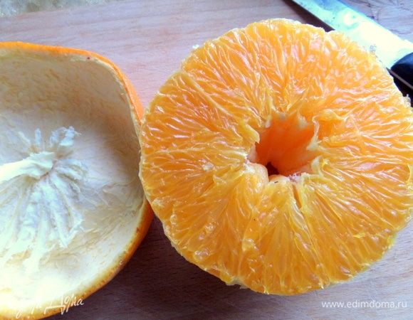 Очистить от кожуры апельсин, 1 маленький или половинка большого.