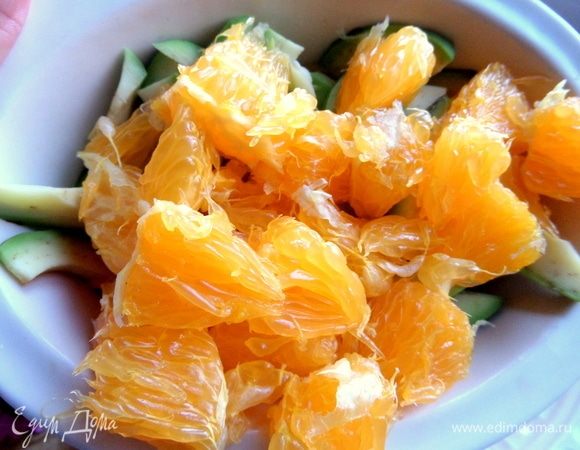 Соединить апельсин и авокадо с луком.