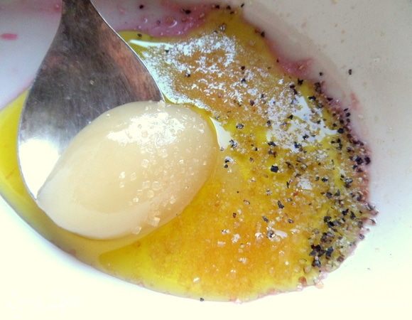 Для заправки смешать остатки уксуса, мед, масло и специи.