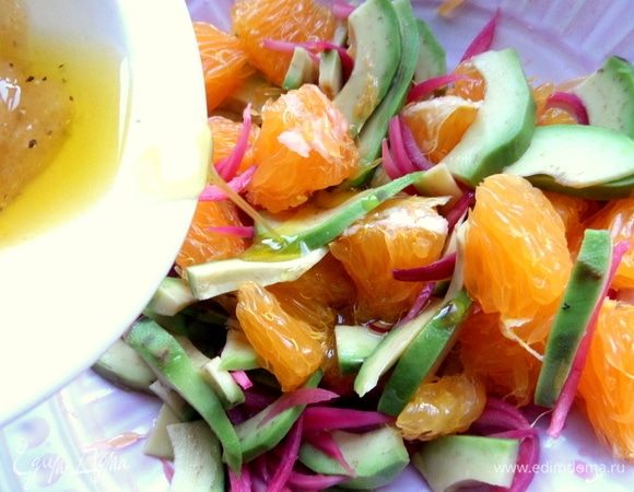 Полить перемешанный салатик.