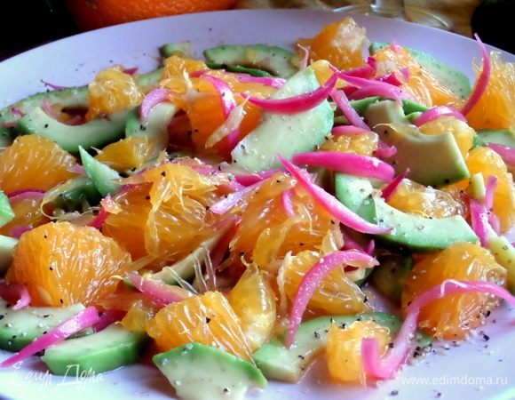 Все, можно подавать салат или поставить в холодильник до подачи на стол.