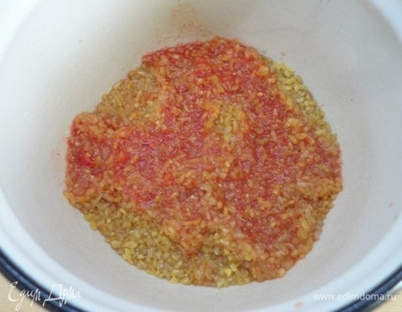 Томатный сок (я готовила его сама, протерев свежие помидоры) довести до кипения и залить им булгур. Закрываем крышкой и даем ему распариться и впитать в себя томатный сок.