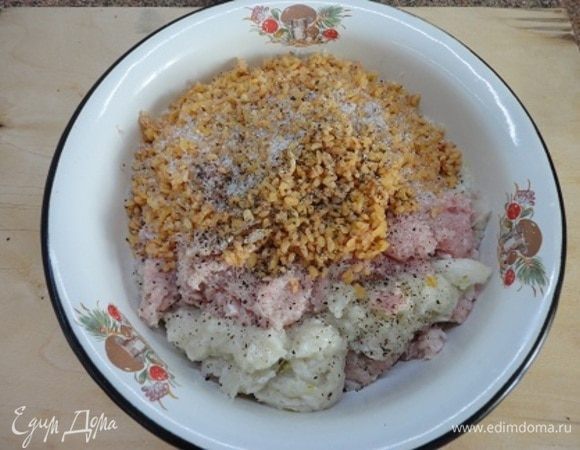 А пока 2 раза пропускаем через мясорубку фарш с луком и чесноком. Добавляем остывший булгур, соль, перец, тмин (целый или растертый в ступке, вам решать) и тщательно перемешиваем.