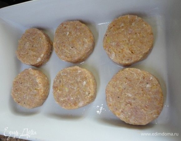 6 вот таких крупных изделий (мне захотелось придать им такую форму) я выложила в форму для запекания, залила смесью томатного сока со сметаной, закрыла фольгой и запекала 20 минут в духовке при температуре 220°C.