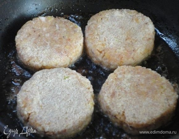 Оставшиеся четыре тефтели-котлеты я просто обжарила с двух сторон в сковороде на умеренном огне под крышкой.