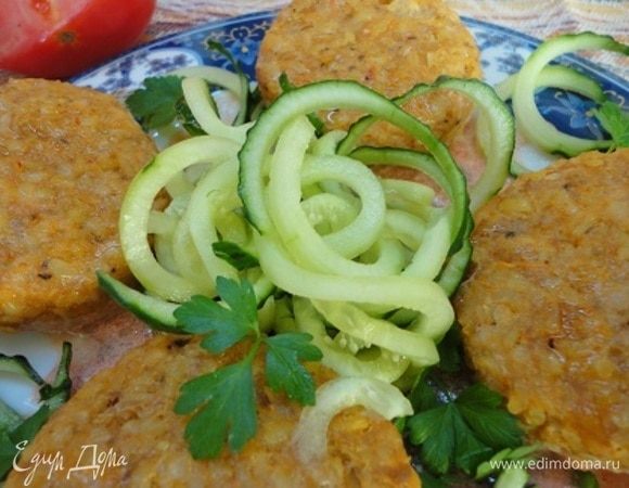 Подаем кюфту с зеленью кинзы и свежими овощами. Вот и терку новую испробовала на огурцах!