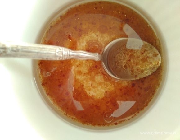 Для заправки смешать масло, соус и уксус.