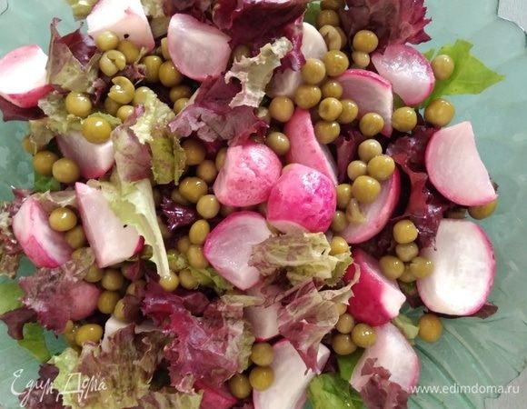 На салат выложить редис, горошек и полить заправкой.