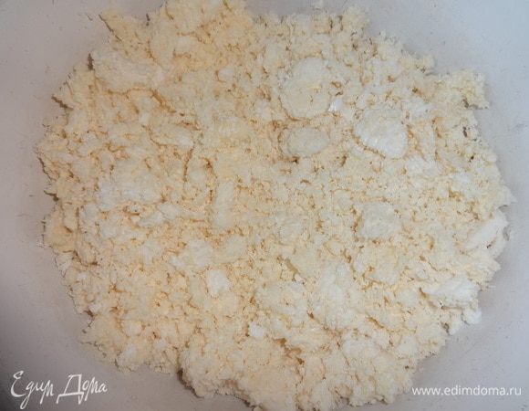 Брынзу раскрошить или размять вилкой.