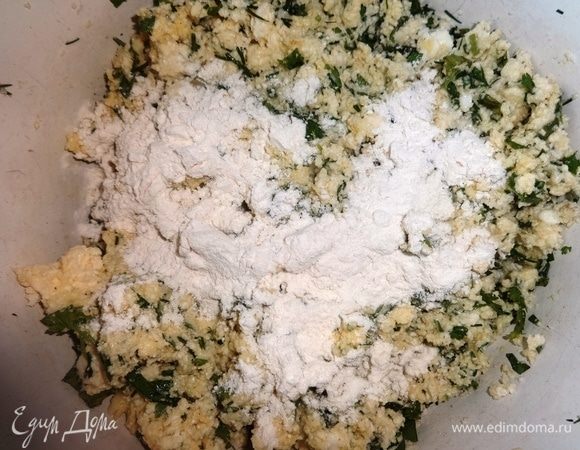 Всыпать муку, перемешать тесто. Оно получится немного вязким.